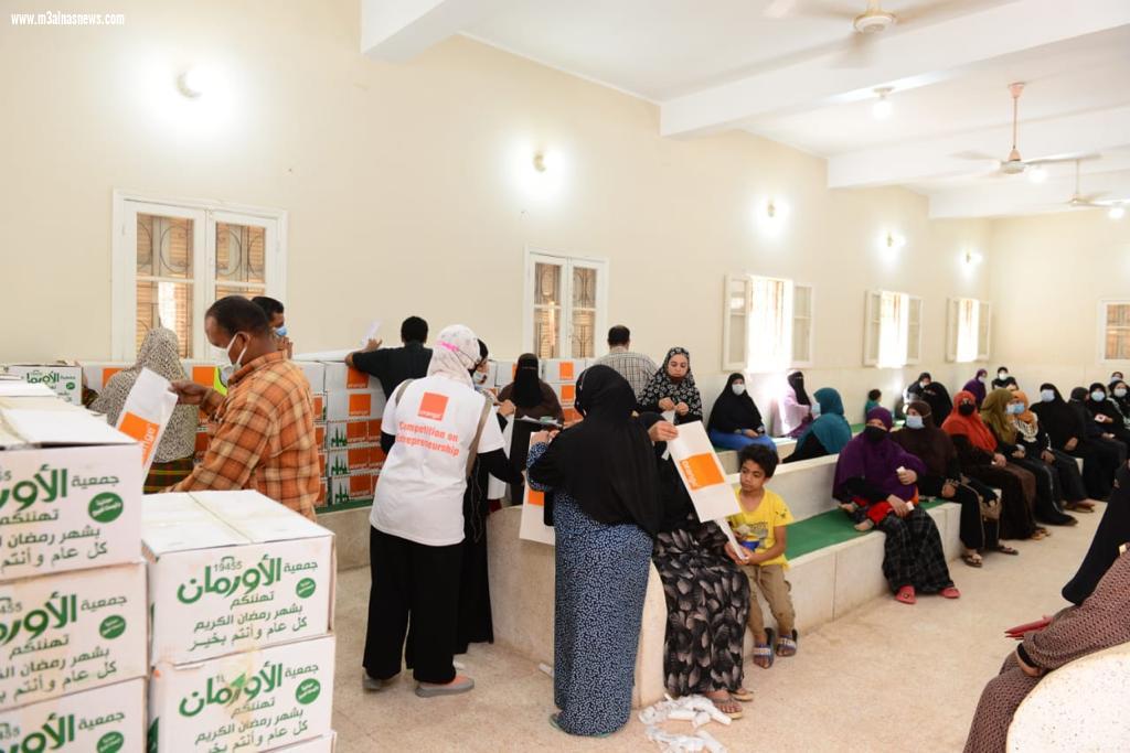 بالتعاون مع اورنج.. الاورمان توزع كراتين مواد غذائية على أهالى قرى بكفرالشيخ